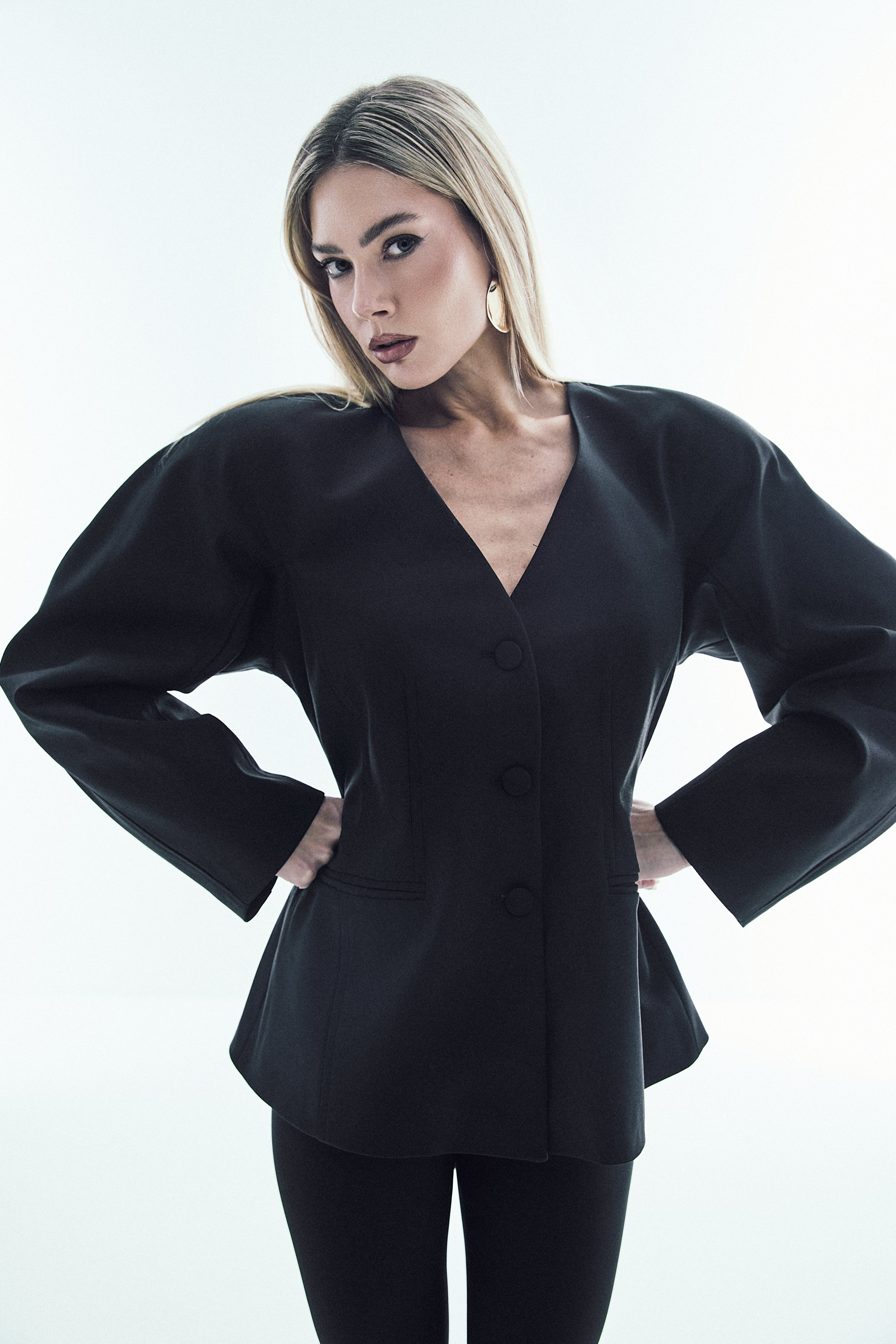 Il Potere del Total Black: il Blazer Strutturato ROÉLLE che Reinventa l’Eleganza