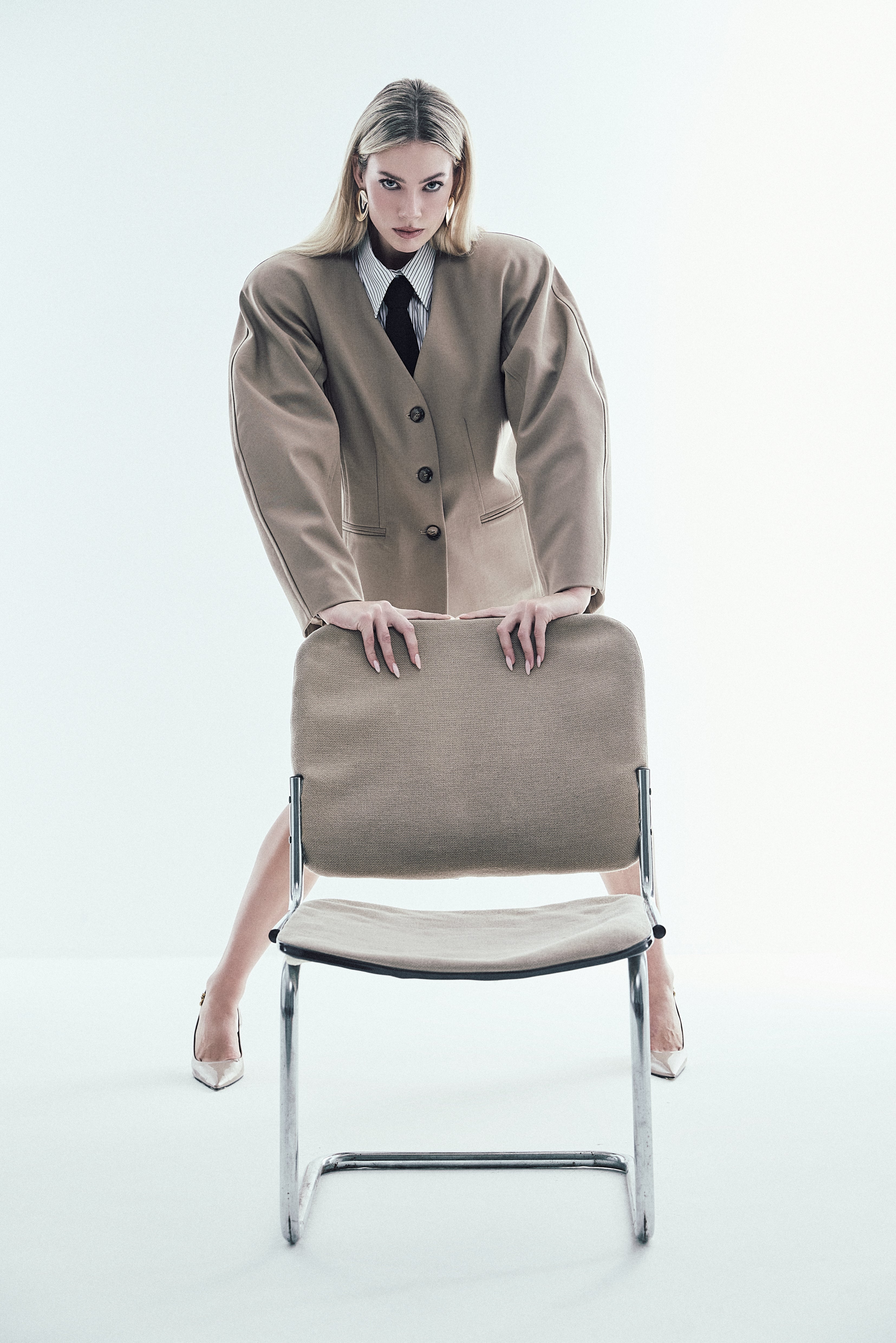 Beige Power: Come il Blazer ROÉLLE Trasforma il Tailoring Contemporaneo