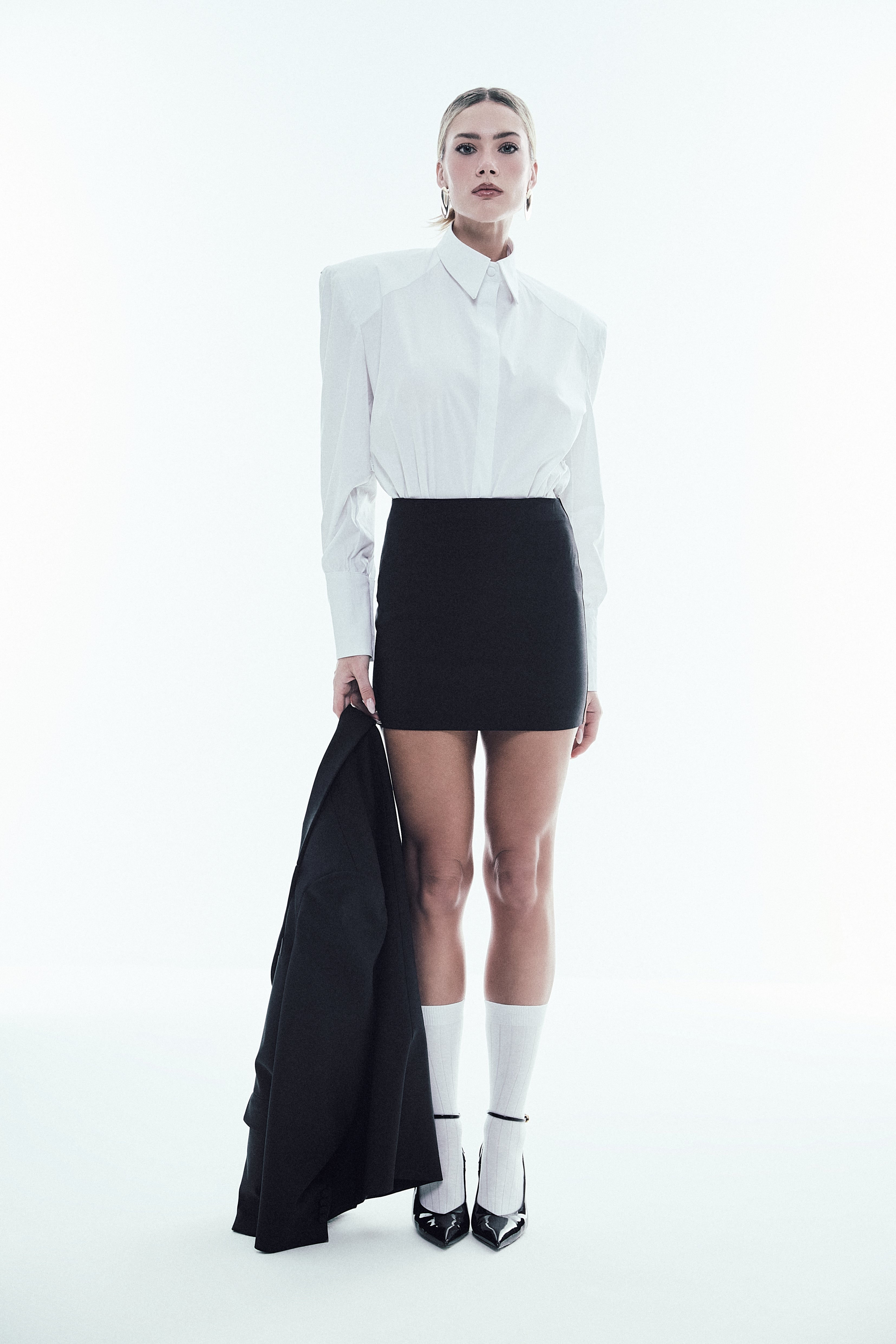 La Camicia Bianca ROÉLLE: Il Nuovo Statement di Eleganza Moderna